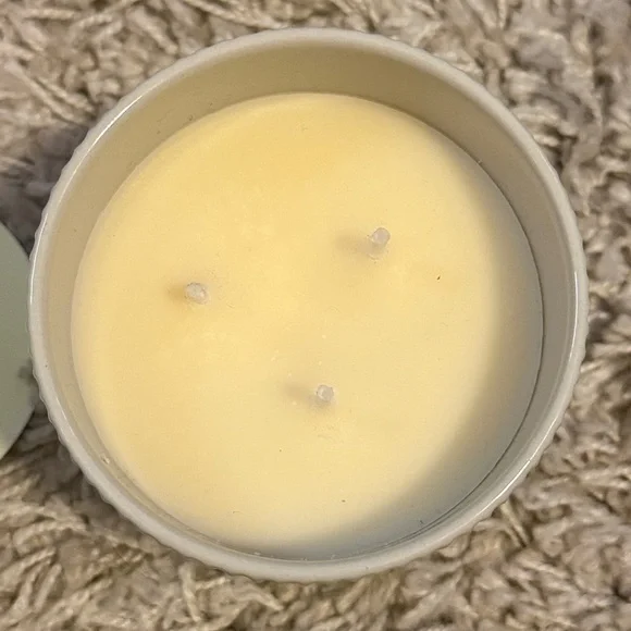 Bath and Body Works Vanilla Bean 3-Wick Candle in Ceramic Jar NWT - Picture 4 of 5